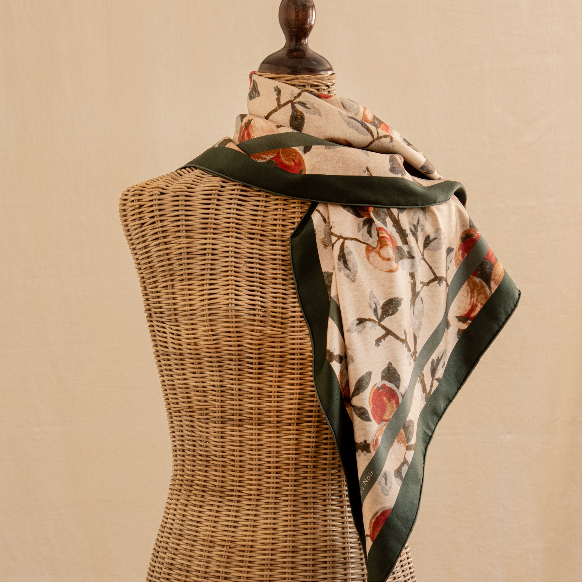 Tapis Noir Classical Apple Scarf Classical Beige