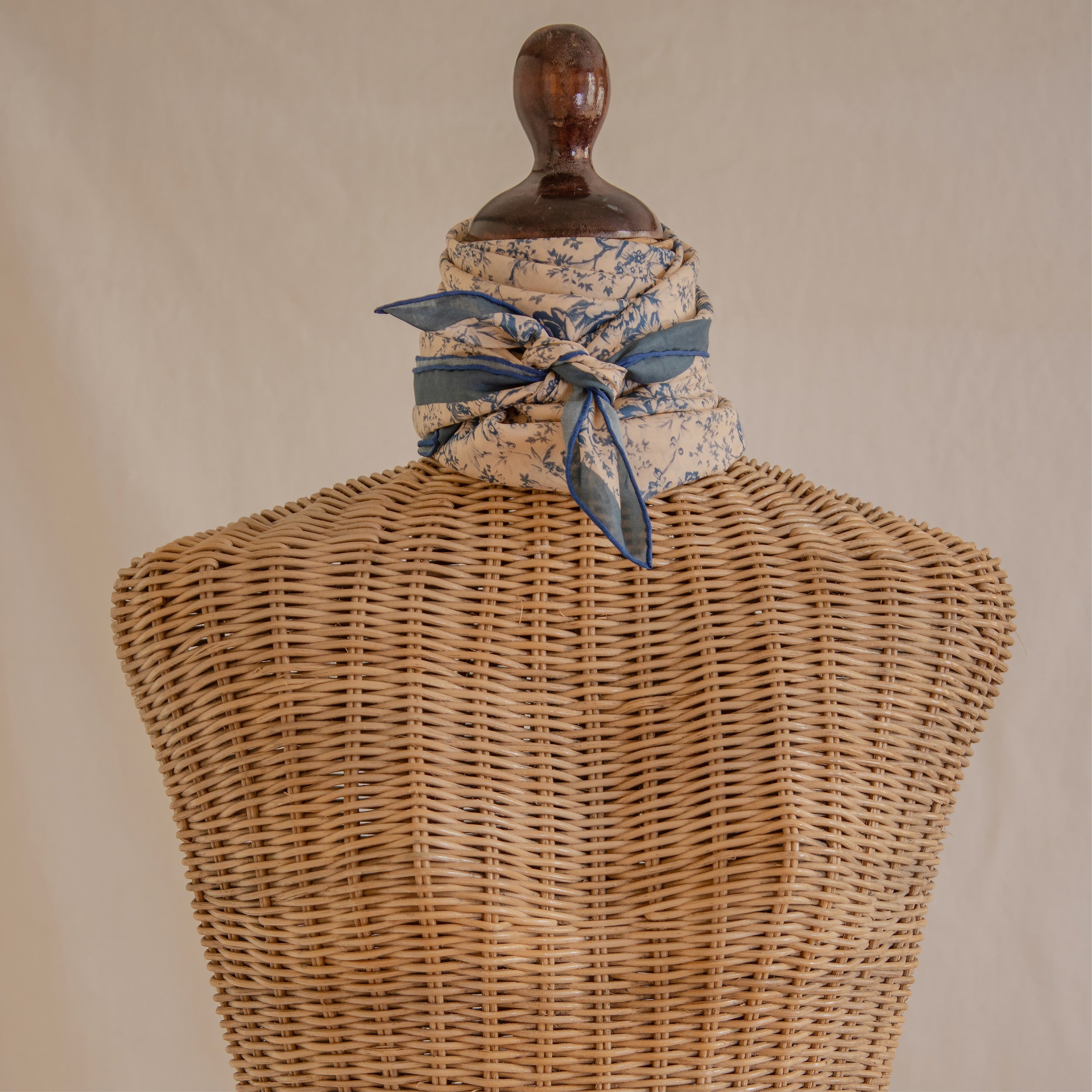 Tapis Noir Light Blue Flower Toile Scarf Light Blue