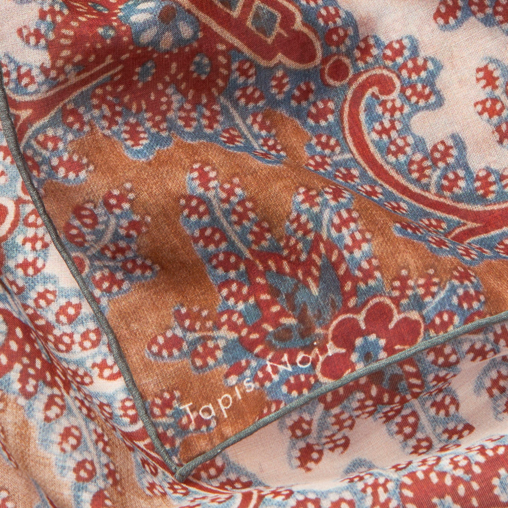 Tapis Noir Light Danica Scarf Light Red