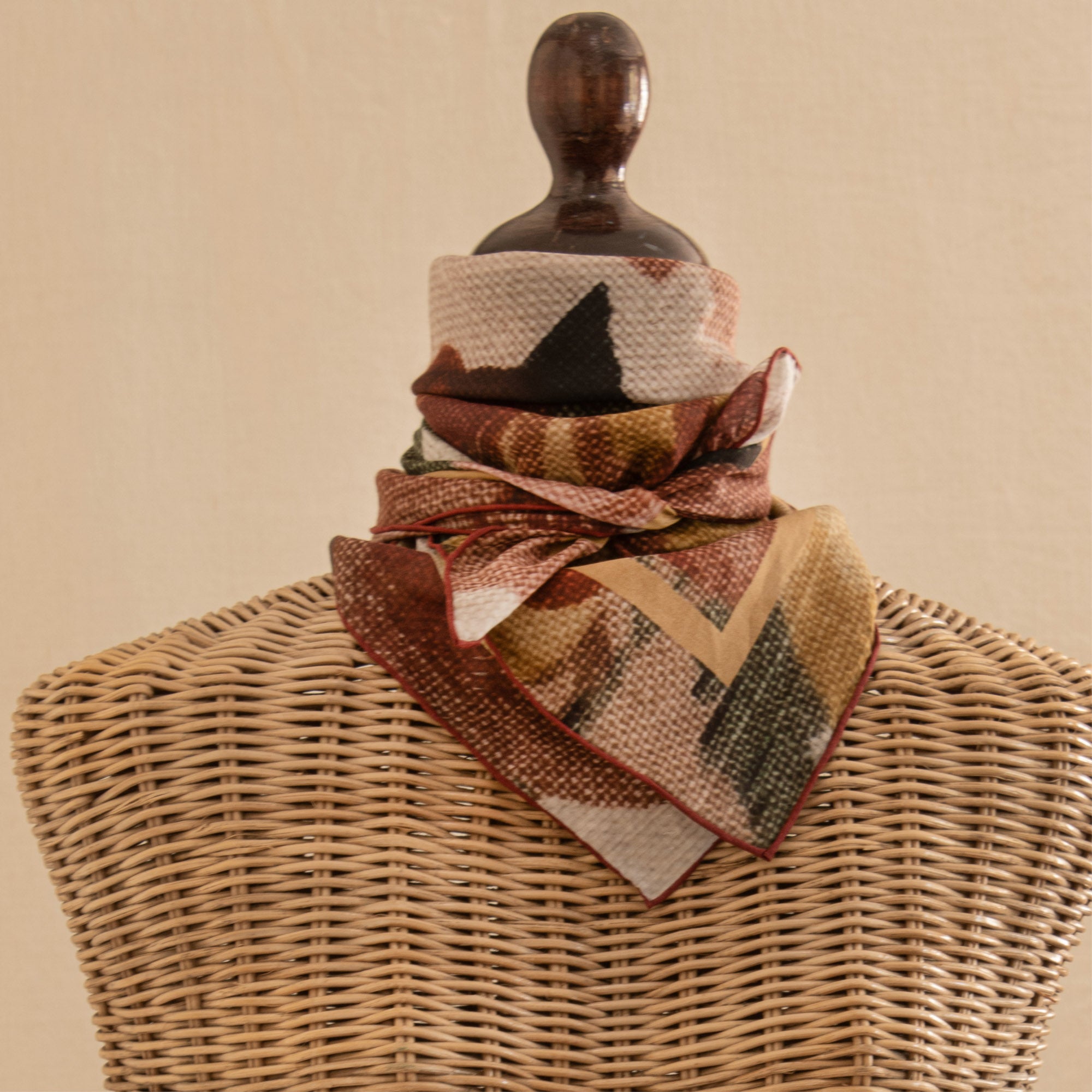 Tapis Noir Light Dusty Bloom Scarf Light Bordeaux