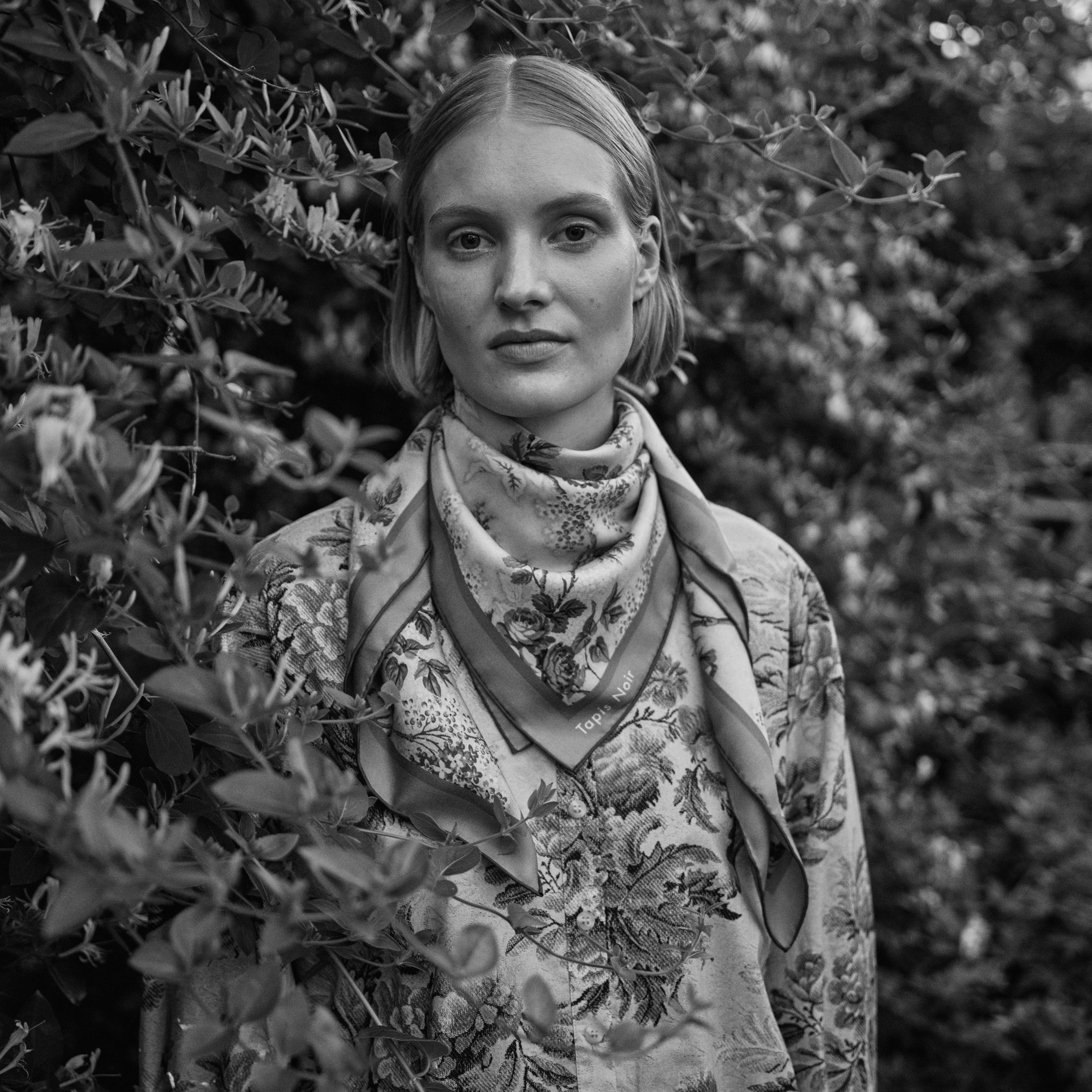 Tapis Noir Classical Multicolor Flower Scarf Classical Multicolor