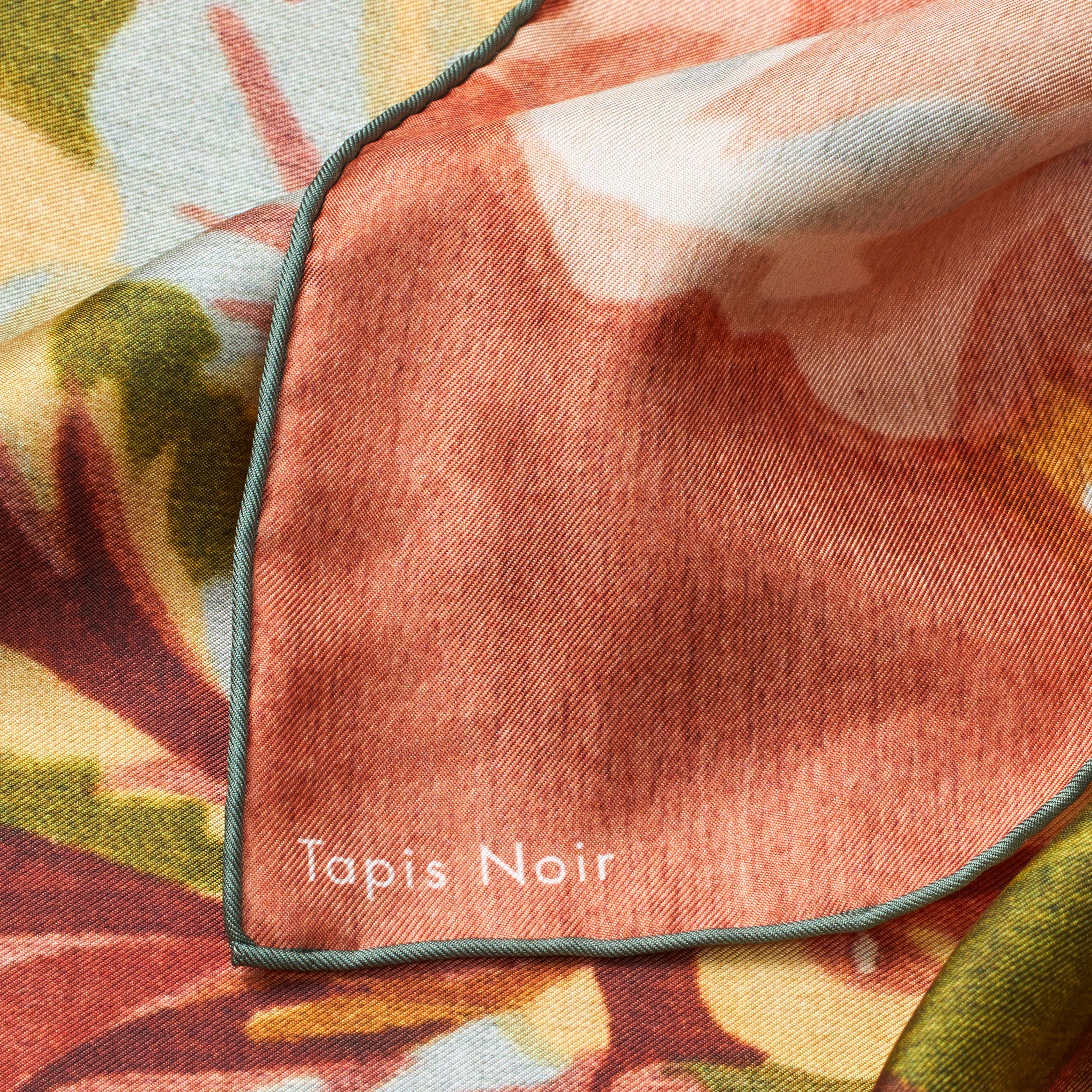 Tapis Noir Classical Small Evelyn Scarf Classical Small Red