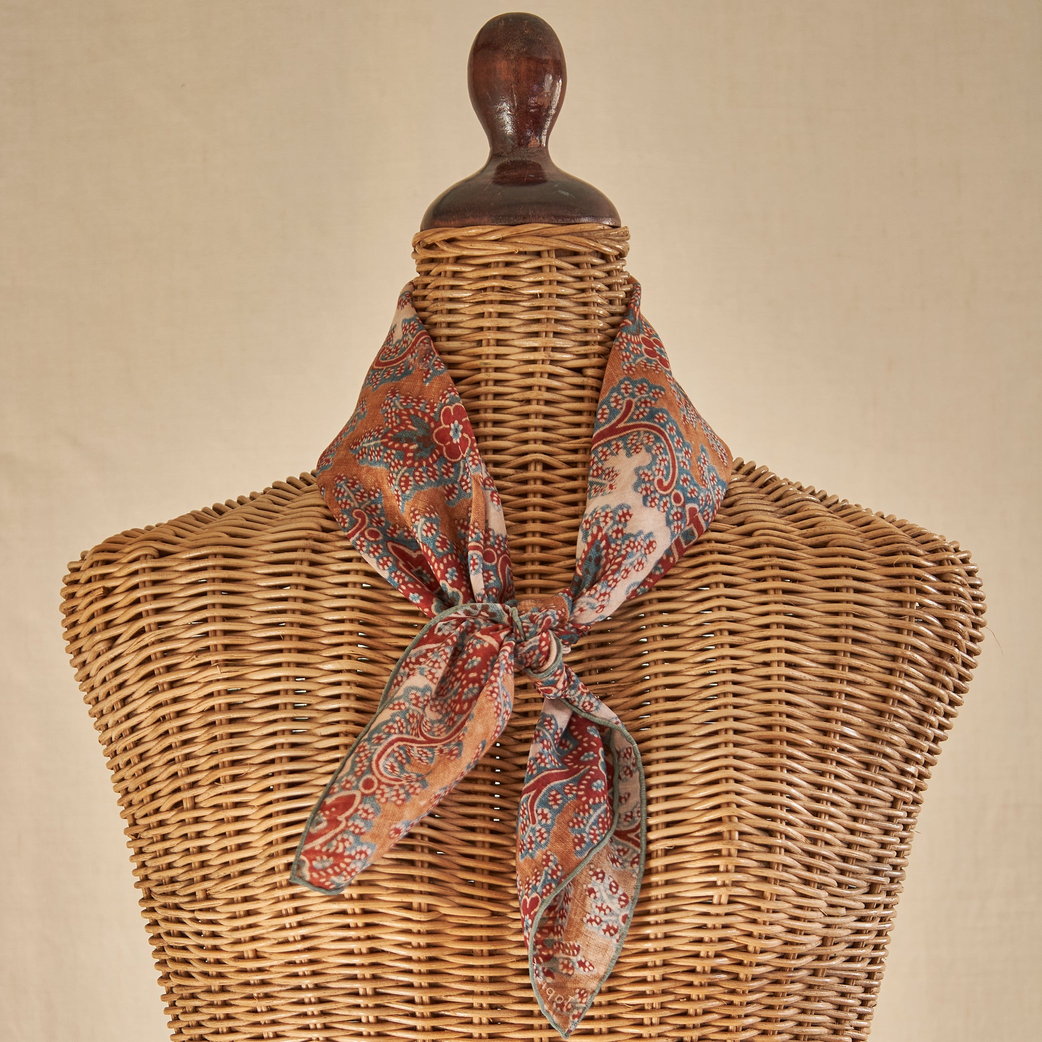 Tapis Noir Light Danica Scarf Light Red