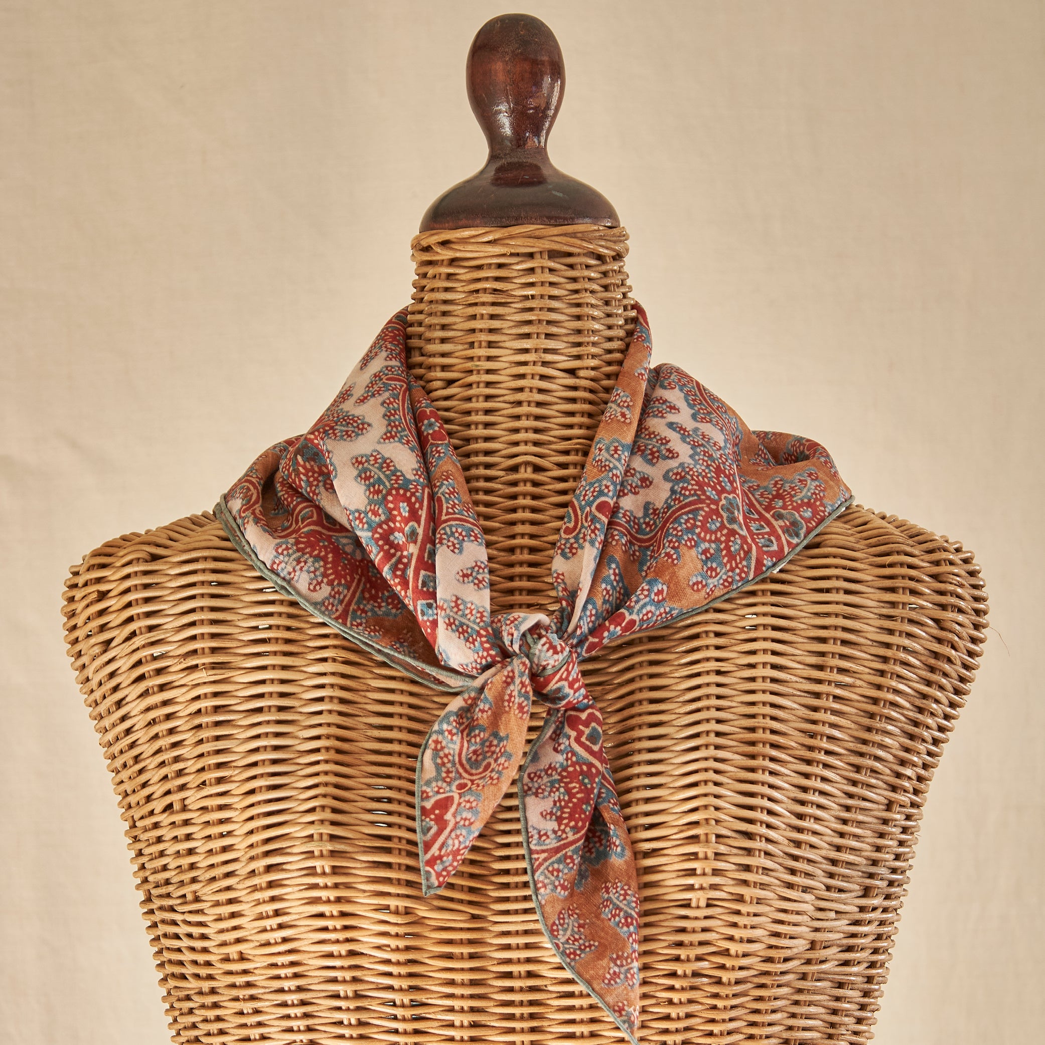 Tapis Noir Light Danica Scarf Light Red